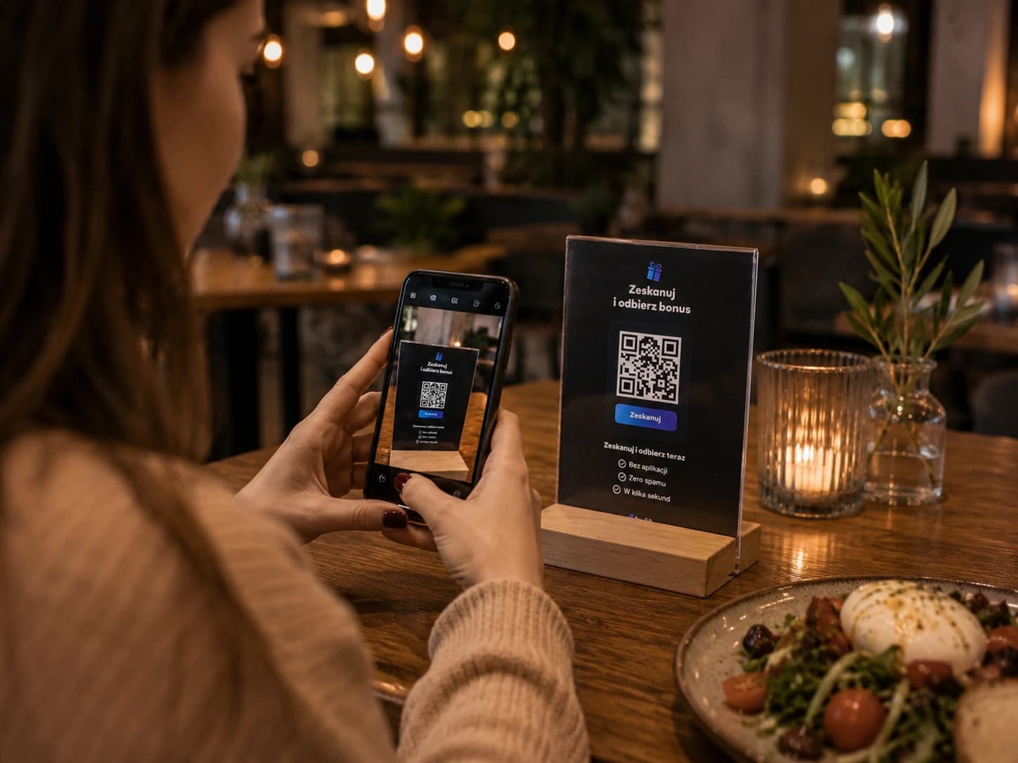 Gość skanujący kod QR przy stoliku w restauracji